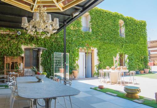 a patio with a table and chairs and a green wall at L'Otelet By Sweet in Valencia