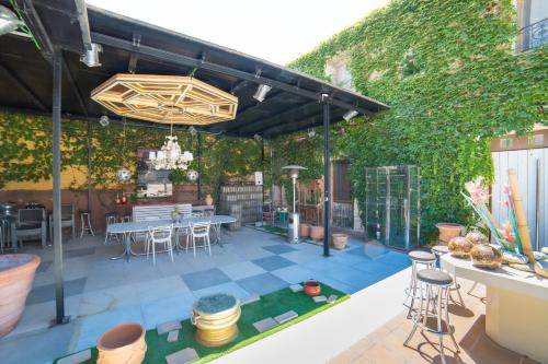 a patio with a table and chairs and ivy at L'Otelet By Sweet in Valencia