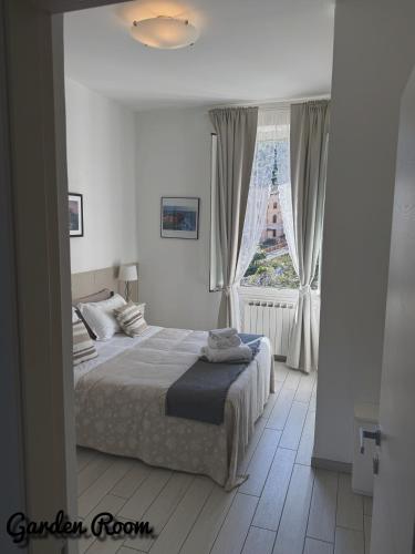 ein Schlafzimmer mit einem Bett und einem großen Fenster in der Unterkunft La Muraria in Monterosso al Mare