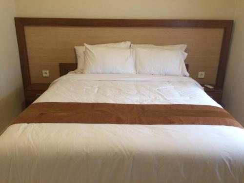 a large bed in a hotel room at Buyan Homestay in Sanur