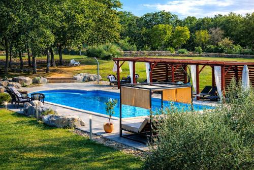 Piscina a Stancija Negričani o a prop