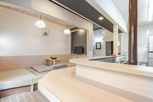 居酒屋バーを貸切,広いキッチン,79m2,浅草エリア,駅10分以内,戸建全て貸切,10名可,羽田空港直通