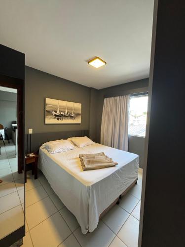a bedroom with a bed and a window at Flat Veredas 305 com ar condicionado sala - 300 metros do Hot Park in Rio Quente