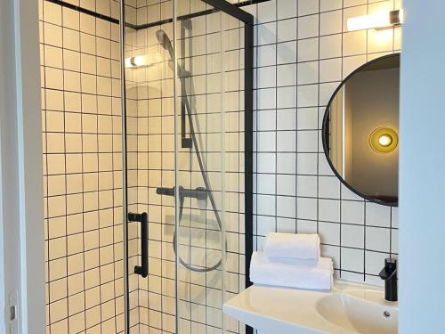 a bathroom with a shower and a sink at Monsieur Jules Hôtel Clamart in Clamart