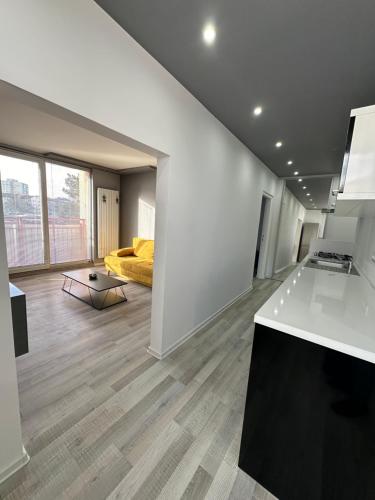 Modern Apartment 5 min Walk to City Center 55 Smart TV Netflix YouTube 2 Balconies Parking