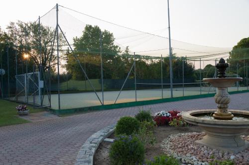 a fountain in the middle of a tennis court at Residence La Margherita in Lazise