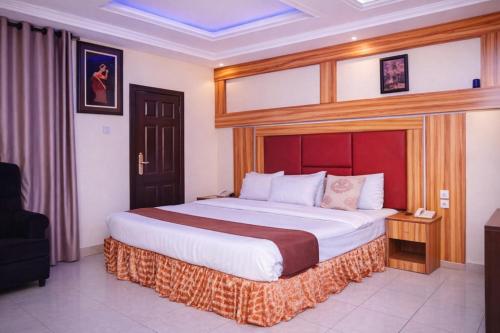a bedroom with a large bed in a room at Owee Hotel Apartment and Suites in Lagos
