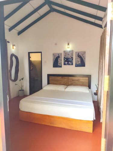 a bedroom with a large bed in a room at Yala Mila Villa in Gangawelana
