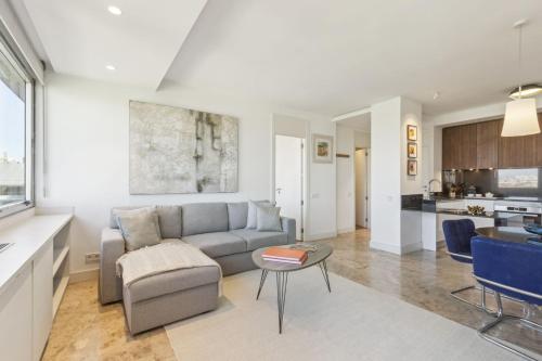 Modern 1-Bed Apartment with Panoramic Views