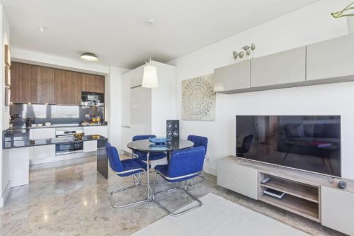 Modern 1-Bed Apartment with Panoramic Views