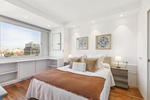 Modern 1-Bed Apartment with Panoramic Views