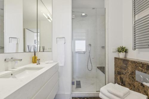 Modern 1-Bed Apartment with Panoramic Views