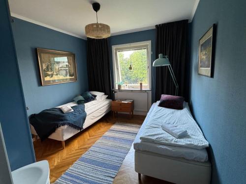 een slaapkamer met twee bedden en een raam bij Muntergården i Nusnäs in Nusnäs