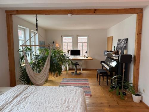 a bedroom with a hammock and a desk at Olive Garden in Groß-Bieberau