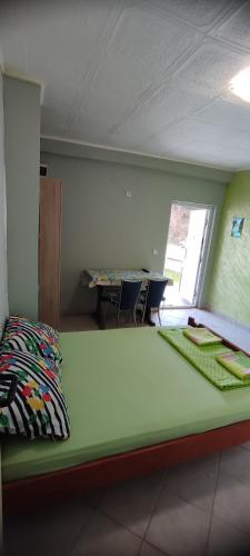 a room with a bed and a table with chairs at Apartman Tomas in Herceg-Novi