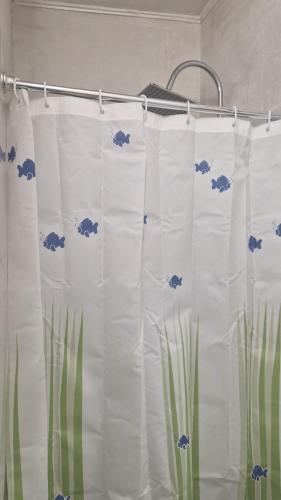 a white shower curtain with blue cats on it at Dimora ANETT B&B HOUSE in Codevigo