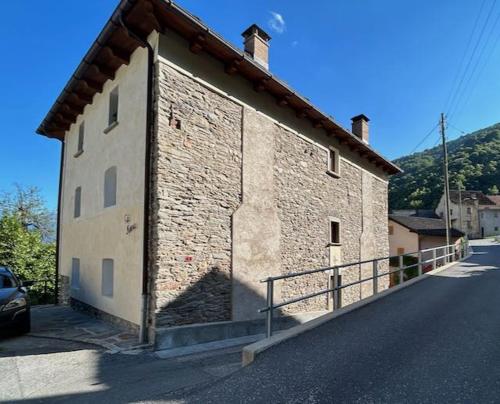 a large brick building on the side of a street at Appartamento LA ROSA in Ponto Valentino