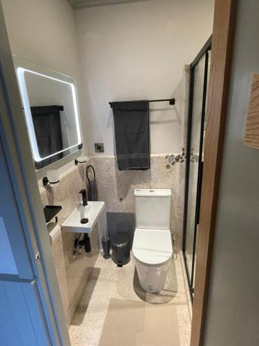 a bathroom with a white toilet and a sink at Mikro kastro in Apergátika