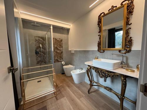 a bathroom with a sink and a shower at Casa do Cabo in Morás