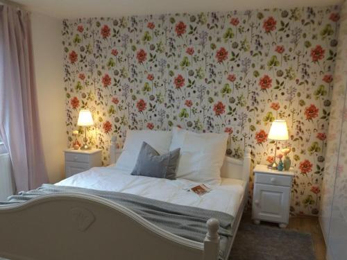 a bedroom with a bed with a floral wallpaper at Ferienwohnung Strickert in Stexwig in Stexwig