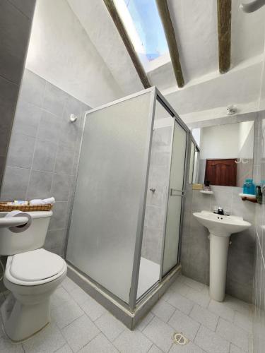 a bathroom with a toilet and a sink at Apartamento de la Villa I in Villa de Leyva