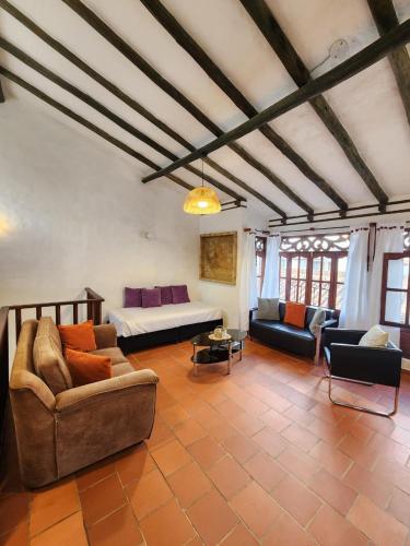 a living room with a couch and a bed at Apartamento de la Villa I in Villa de Leyva