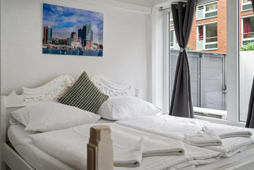 a white bed in a room with a window at Barbat Home-Ferienwohnung im Alexanderstraße in Hamburg