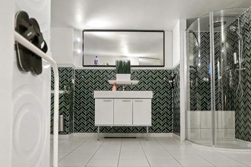 a bathroom with a toilet and a sink and a shower at Barbat Home-Ferienwohnung im Alexanderstraße in Hamburg