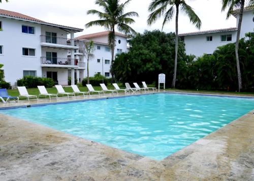 Peaceful 2BR Retreat with Pool, Paddle Court & Private Beach Access