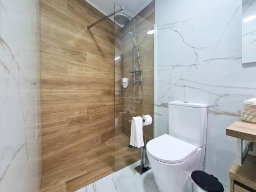a bathroom with a toilet and a shower at Casa d'Henrique Retreat Pool and Spa in Vieira do Minho