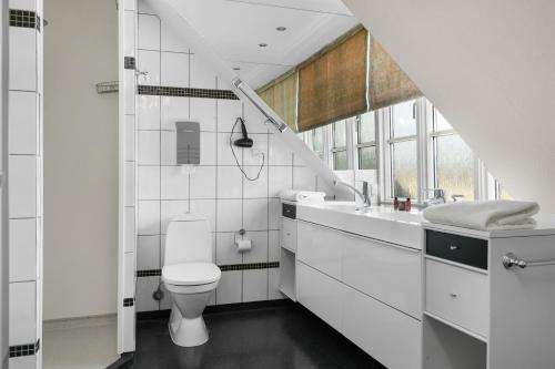 ein weißes Badezimmer mit Toilette und Waschbecken in der Unterkunft Hotel Tiffany in Kopenhagen