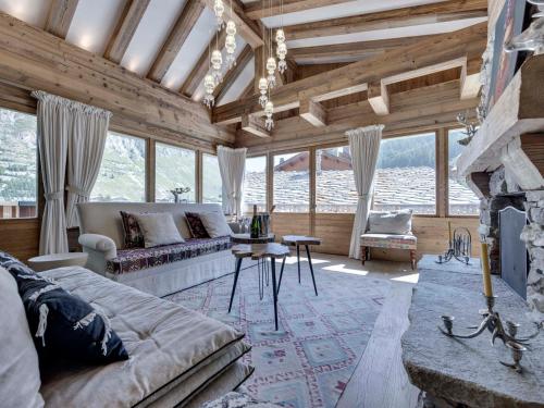 Chalet skis aux pieds avec piscine et sauna à Val-d'Isère