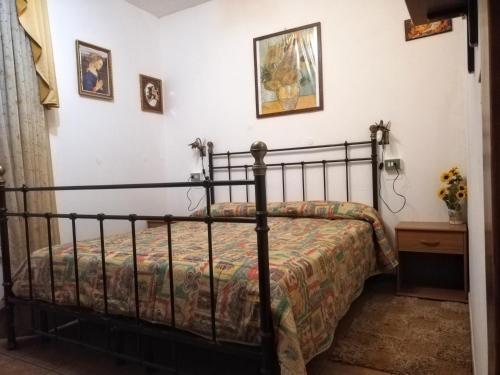 a bedroom with a bed in a room at La Vecchia Fontana in Penne