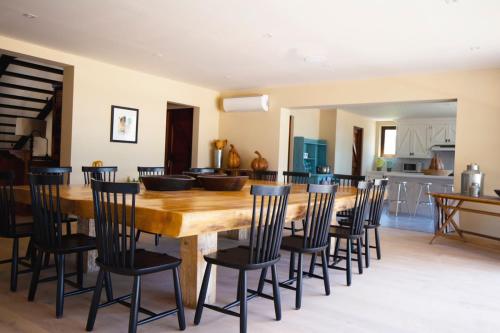 a kitchen and dining room with a wooden table and chairs at Villa Ecuestre in Cedro