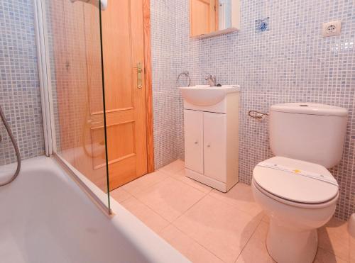 a bathroom with a toilet and a sink and a shower at APCOSTAS Pereda Mar - Familiar in Puerto de Gandía
