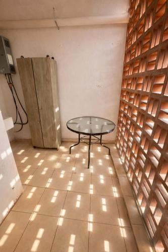 a table in a room with a wooden wall at Depa Centrico en Monterrey in Monterrey