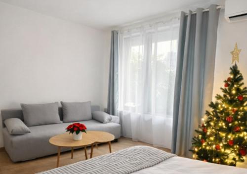 Rose studio - Bulgaria mall, Brand New, Ground floor, Family-friendly, Baby cot&chair, Mountain view, Self check-in, Free Public parking and Paid underground in the mall
