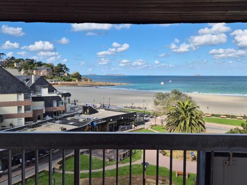 appartement confortable au dernier étage avec vue mer et plage