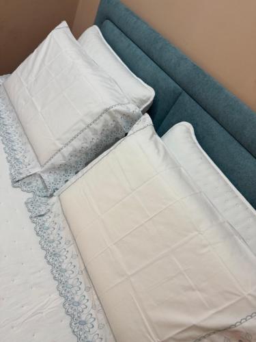 a bed with white pillows on top of it at Lua prime residence in Petrolina