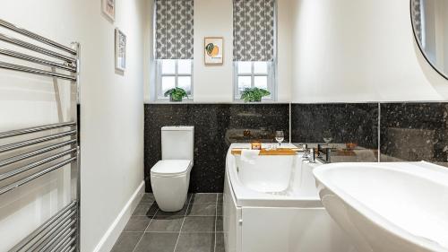 a bathroom with a toilet and a tub and a sink at Creel Cottage, Lower Largo in Lower Largo