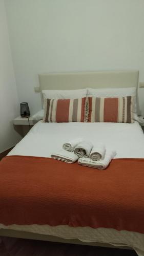 a bedroom with a bed with two books on it at Bulas 24 in Toledo