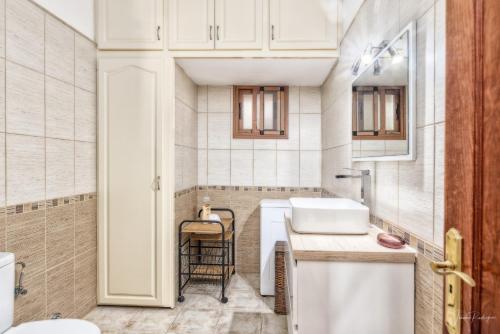 a bathroom with a sink and a toilet at casa moni 2 in El Paso