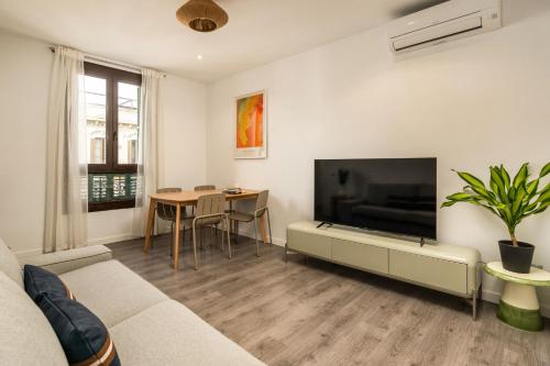 Eixample Pedestrian Gem Balcony Bathtub AC