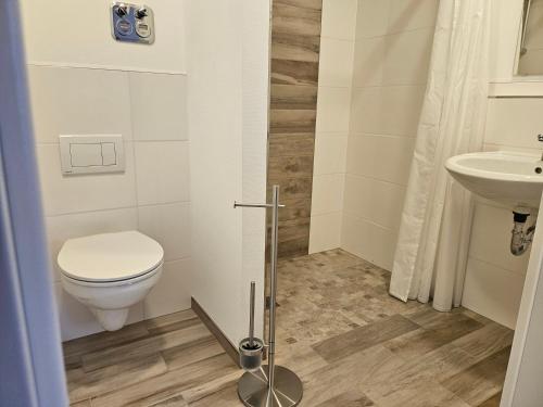 ein Badezimmer mit Toilette und Waschbecken in der Unterkunft Flora-Apart-Residenz in Fredersdorf