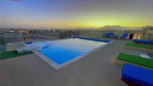una gran piscina en la parte superior de un edificio en The View - Garden View, en Sharm El Sheikh