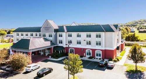 an aerial view of a hotel with cars parked in a parking lot at Country Inn & Suites by Radisson, Harrisburg West Mechanicsburg in Mechanicsburg
