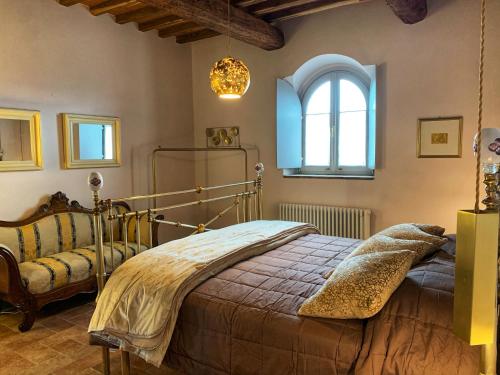a bedroom with a bed and a window at Guardastrada Country House in Monteroni dʼArbia