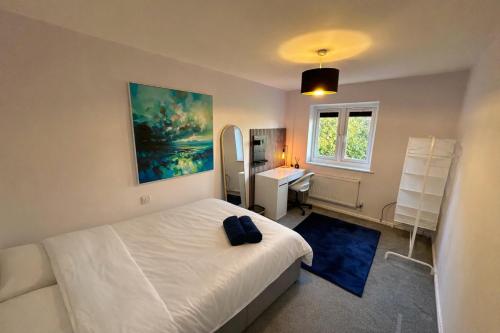 a bedroom with a bed and a sink and a mirror at Serviced Accommodation, 3 Bed, allocated off road parking, Contractor Ready in Bedford