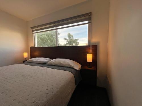 เตียงในห้องที่ Casa Moderna en privada con Alberca 5 min del Aeropuerto y Consulado Americano