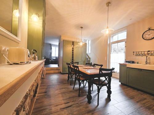 a kitchen and dining room with a table and chairs at La Grive - Petit nid douillet proche de la plage in Étretat